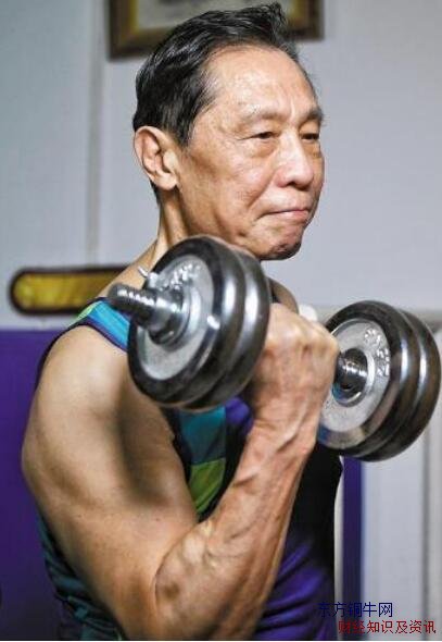 82歲鐘南山秀肌肉